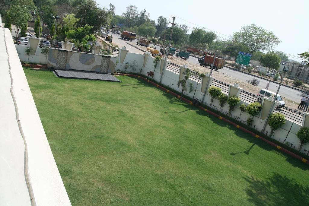 Hotel Saffron Kiran Noida Exterior foto