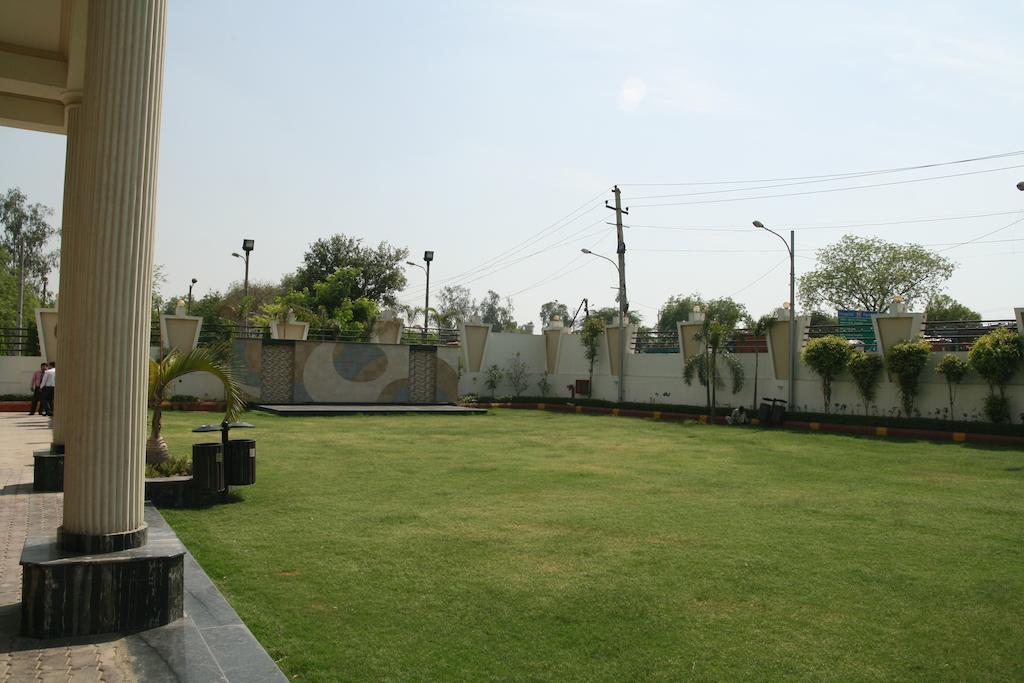 Hotel Saffron Kiran Noida Exterior foto