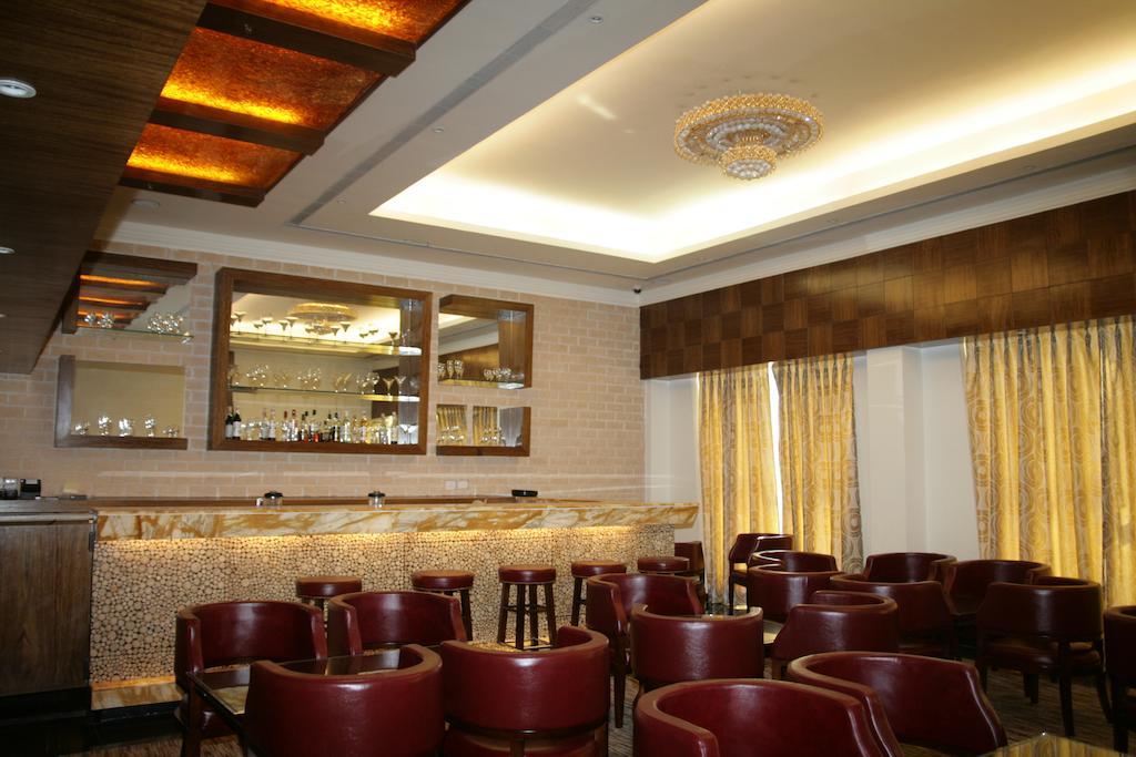 Hotel Saffron Kiran Noida Exterior foto