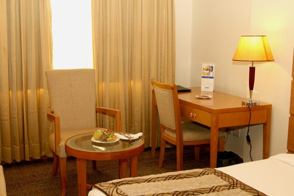 Hotel Saffron Kiran Noida Exterior foto