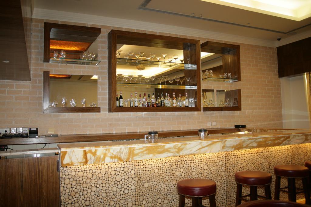 Hotel Saffron Kiran Noida Exterior foto